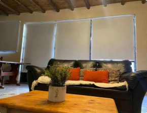 Amplio monoambiente con parrilla y cochera